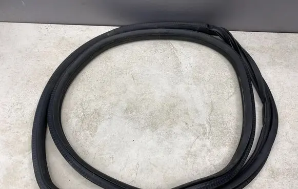 Opel Corsa D Front door rubber seal 13189015