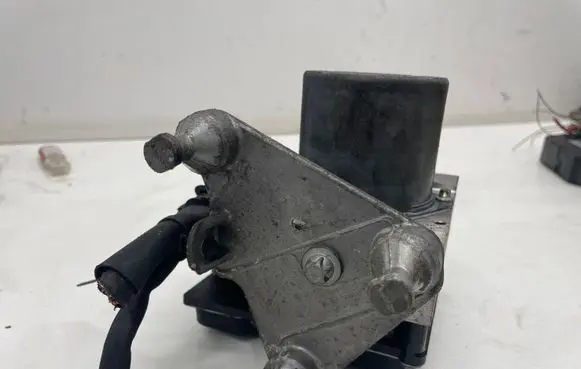 Mercedes-Benz E C207 W207 ABS Pump A2124317012