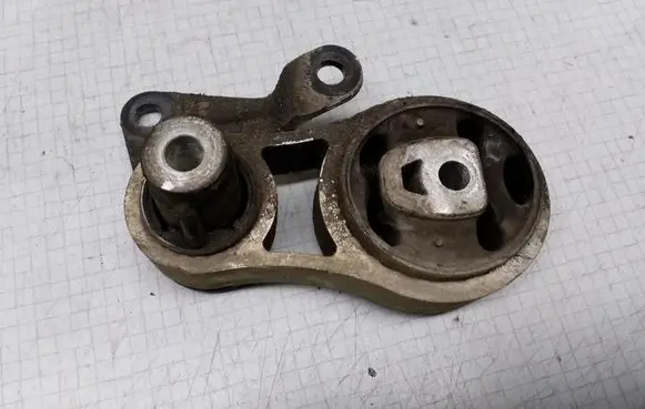 Ford Fiesta Engine mount bracket