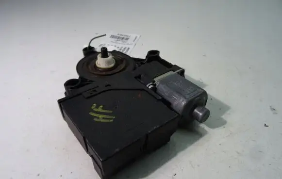 Volkswagen PASSAT B7 Front door window regulator motor 3C0959792C