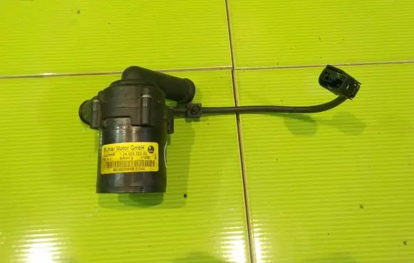 Land Rover Discovery 3 - LR3 Water pump 9002986B 7AB3