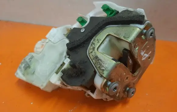 Nissan Pathfinder R50 Rear door lock 825525P003