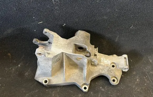 Volkswagen Golf IV Engine mounting bracket 038903143A