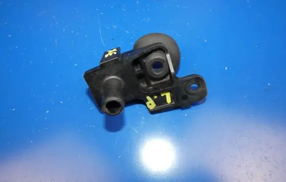 Jaguar XE Radiator mount bracket GX738K007BB