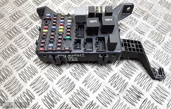 Ford Mondeo Mk III Fuse module 4s7t14a073ab
