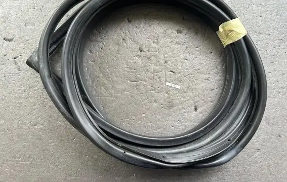 Mitsubishi Pajero Front door rubber seal MR437148