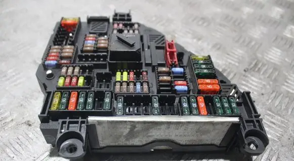 Toyota Avensis T250 Fuse module 925281201