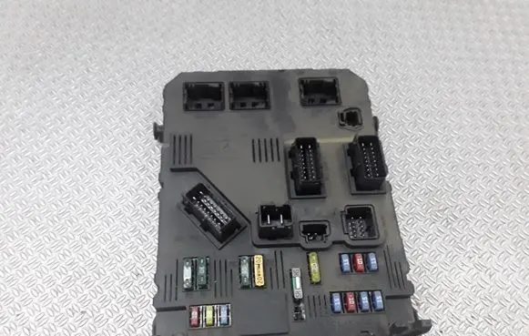 Peugeot 407 Fuse module 9655221180