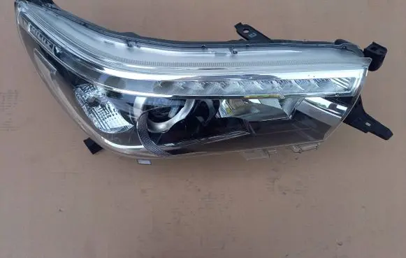 Toyota Hilux VIII Headlight/headlamp