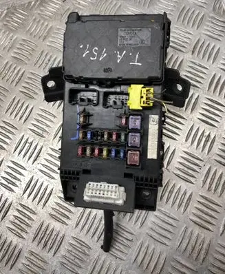 Toyota Avensis T220 Fuse box set 8273005020