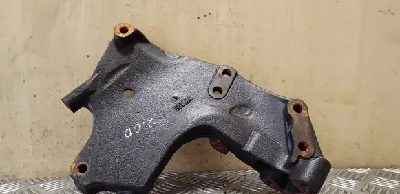 Engine mounting bracket