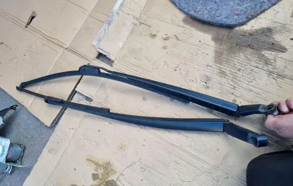 Toyota Prius (XW20) Front wiper blade arm