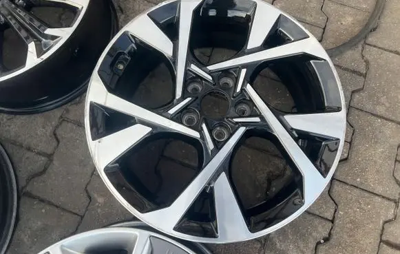 Hyundai Kona I R18 alloy rim 