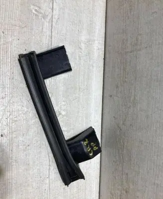 Opel Crossland X Front door windshield rail 13467526