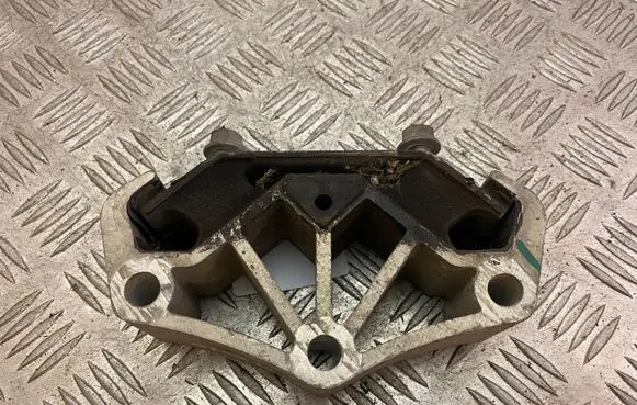 Ford Mustang VI Engine mount bracket BR337E373A