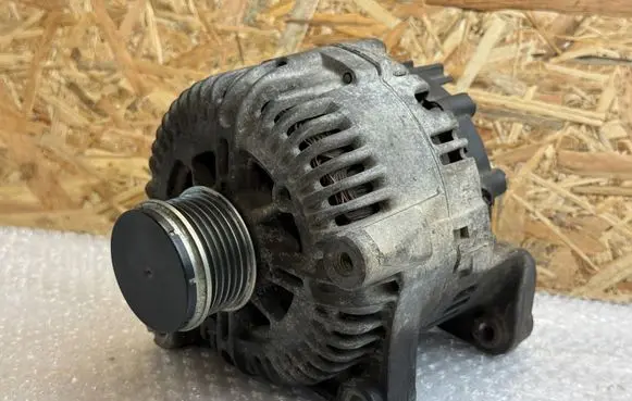 BMW 5 E60 E61 Generator/alternator 7797521