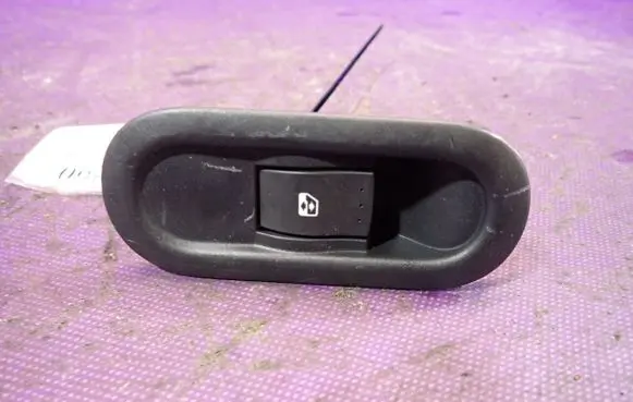 Renault Kangoo II Quarter vent window switch 8200599913G