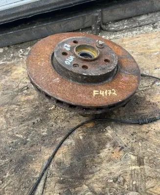 Mercedes-Benz Vito Viano W447 Front wheel hub F4172 A4473300020