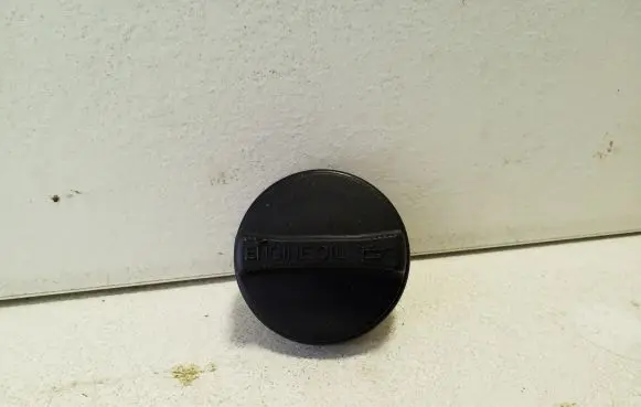 Lexus CT 200H Oil filler cap 