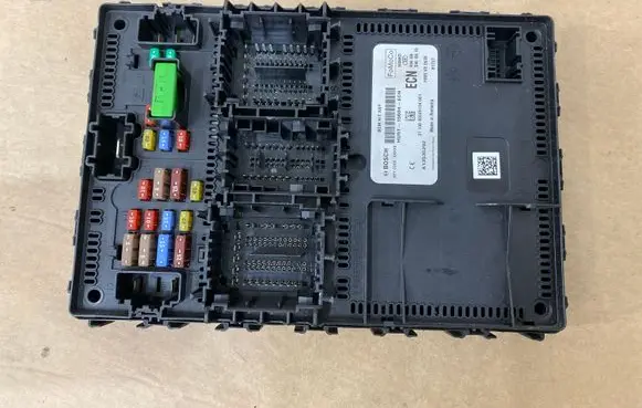 Ford Fiesta Fuse module HU5T15604ECN A13535292 3713000205134001