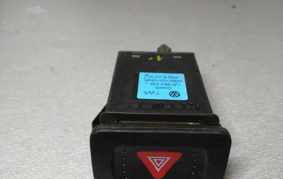 Volkswagen Golf IV Hazard light switch 1J0953235J