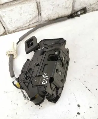Volkswagen Golf VII Front door lock 5K1837016E