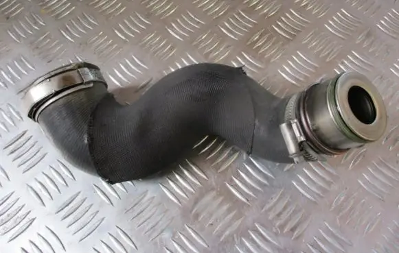 Coolant pipe/hose