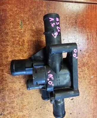 Audi A3 S3 8L Thermostat/thermostat housing 06A121111A
