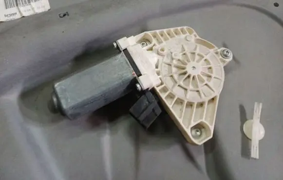 Mercedes-Benz B W245 Front door window regulator motor