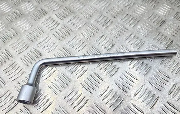 Mercedes-Benz S W221 Wheel nut wrench A2215810001
