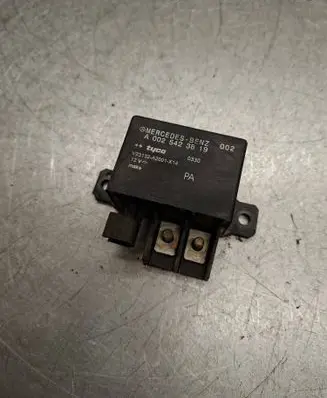 Mercedes-Benz E W211 Charging relay A0025423819 V23132A2001X14
