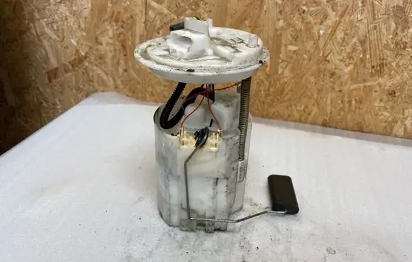 Opel Corsa E In-tank fuel pump 13436579