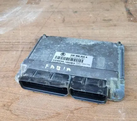 Skoda Fabia Mk1 (6Y) Engine control unit/module 03E906033A 5WP4012007 3E4672