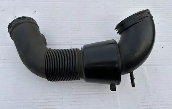 Audi Q7 4M Air intake duct part 057129615E