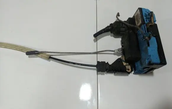 Volvo S60 Front door lock 8650544