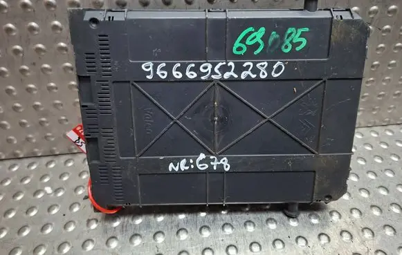 Peugeot 207 Fuse module S26312678 9666952280