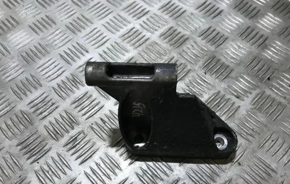 Nissan X-Trail T30 Engine mounting bracket