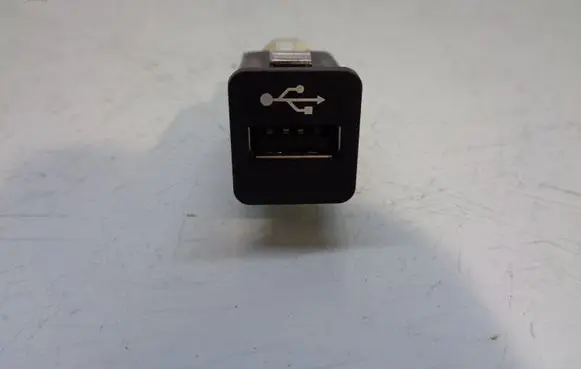 BMW 7 F01 F02 F03 F04 USB socket connector 9237656 8410923765601