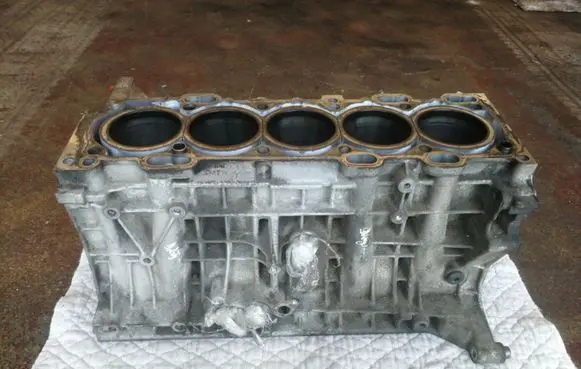 Volvo V70 Engine block 30677367
