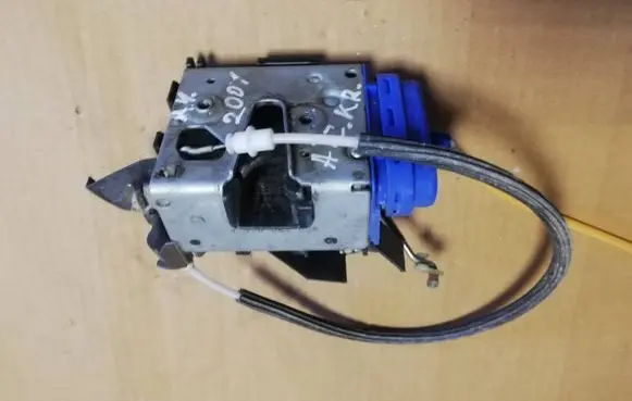 Audi A4 S4 B5 8D Rear door lock 8D0839015A