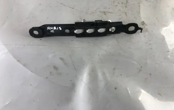 Toyota Auris 150 Seat belt adjustment rail E563003