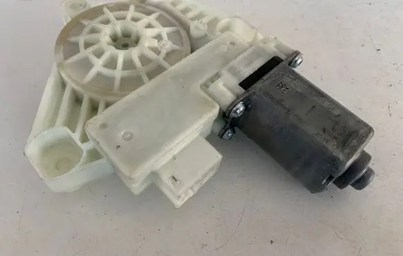 Mercedes-Benz C W205 Front door window regulator motor A2139069901