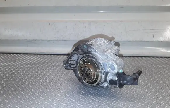 Ford Focus Vacuum pump D1562B