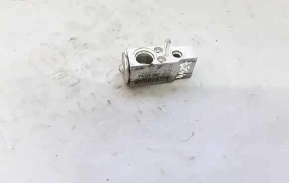 Mercedes-Benz ML W164 Air conditioning (A/C) expansion valve F6698432F