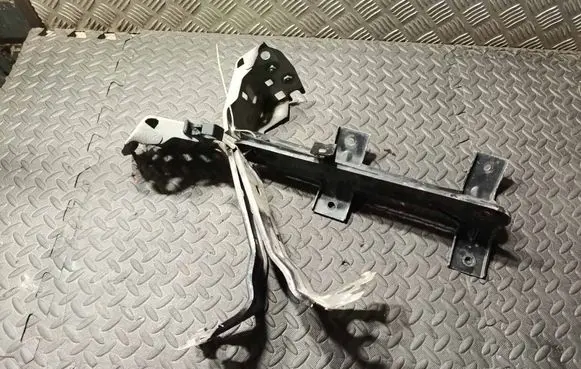 Maserati Quattroporte Fender mounting bracket 673002837 673000410 673002838