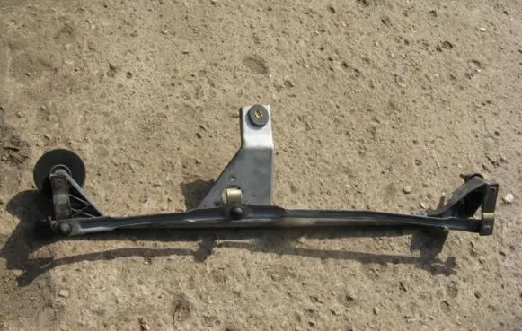 Front wiper linkage