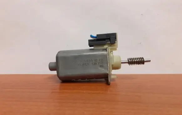 Mercedes-Benz C W203 Seat adjustment motor 0390201939 A2038201942