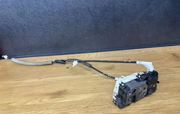 Peugeot Partner Front door lock PSA828405