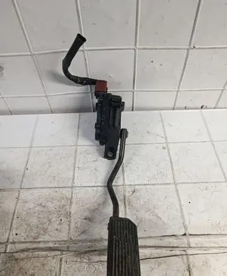 Nissan Almera Tino Accelerator throttle pedal 18002BU410
