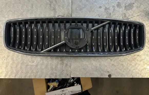 Volvo V90 Cross Country Front bumper upper radiator grill 32234088